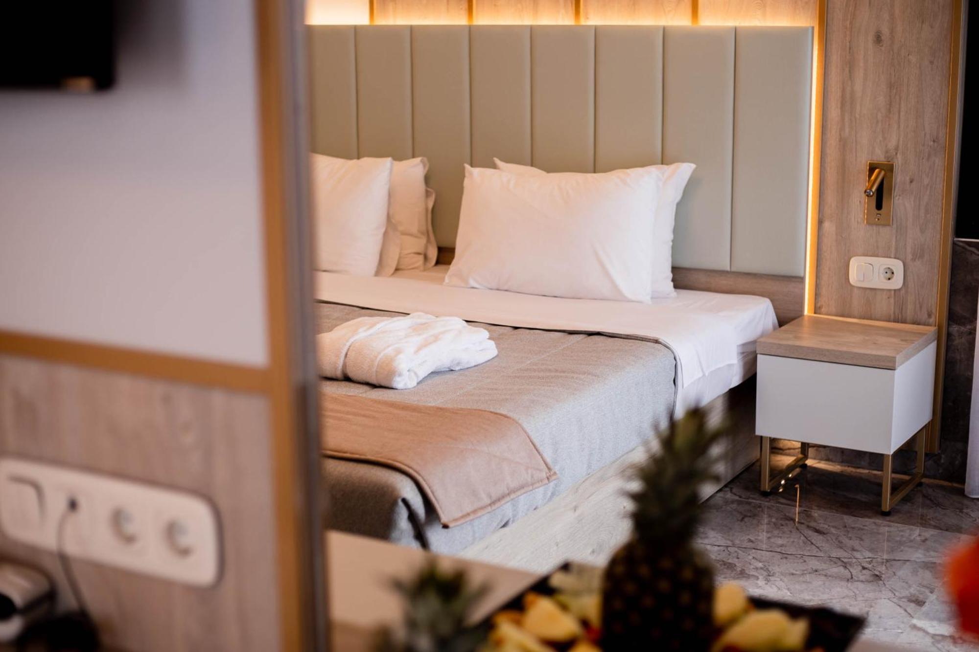 Tosca Beach Hotel Palaiontsiflikion Ngoại thất bức ảnh