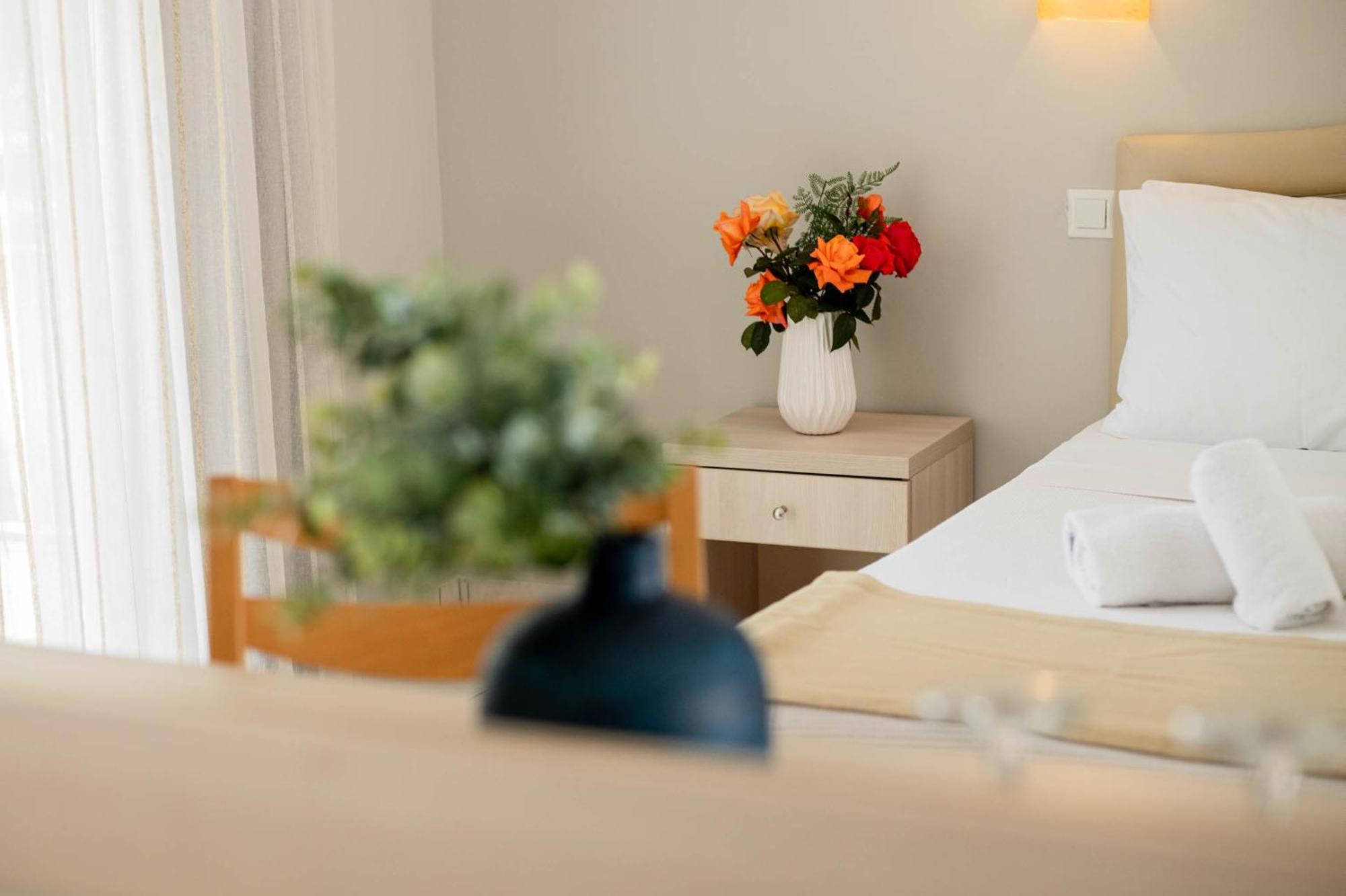 Tosca Beach Hotel Palaiontsiflikion Ngoại thất bức ảnh