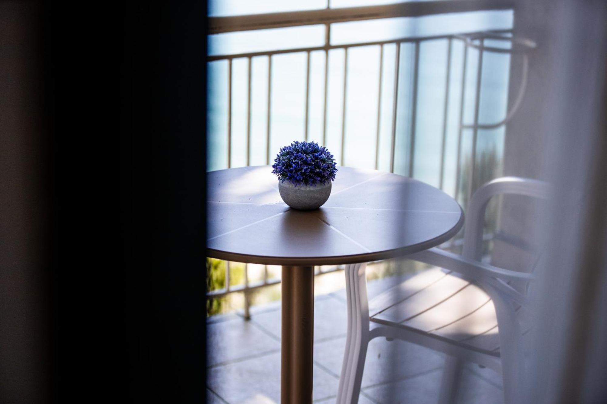 Tosca Beach Hotel Palaiontsiflikion Ngoại thất bức ảnh