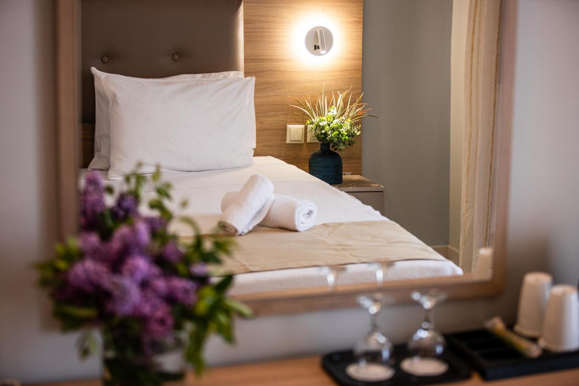 Tosca Beach Hotel Palaiontsiflikion Ngoại thất bức ảnh