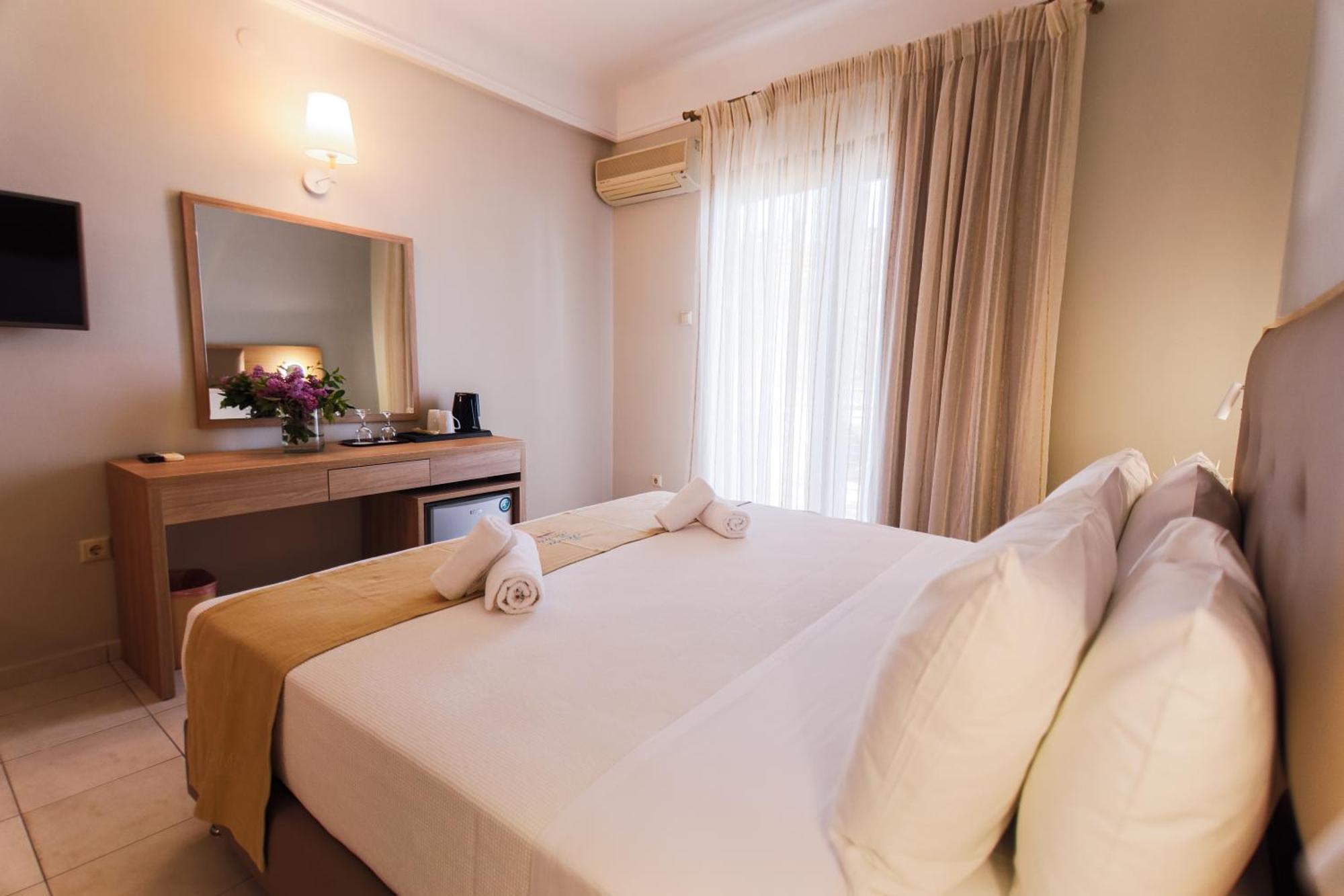 Tosca Beach Hotel Palaiontsiflikion Ngoại thất bức ảnh