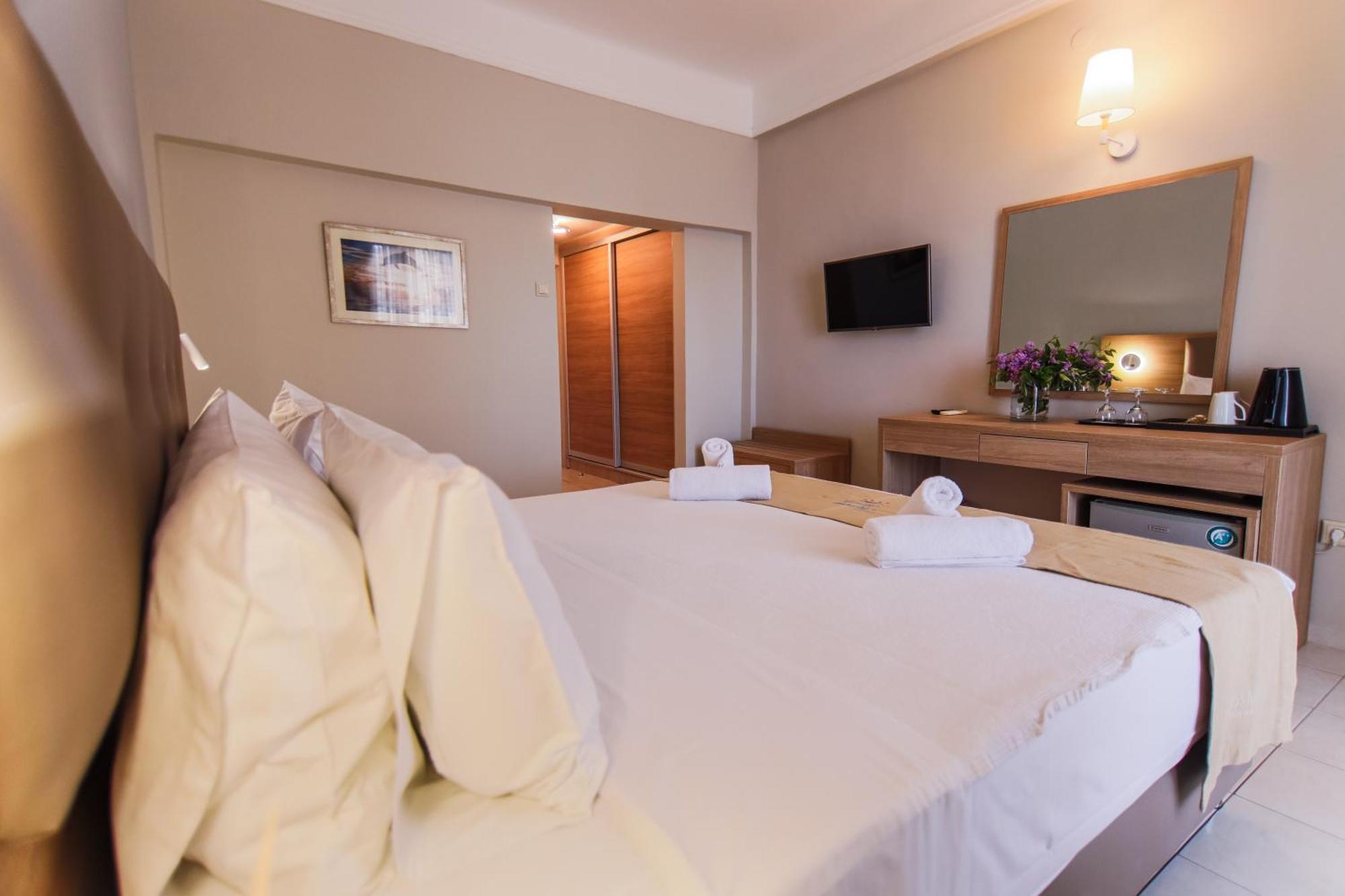 Tosca Beach Hotel Palaiontsiflikion Ngoại thất bức ảnh