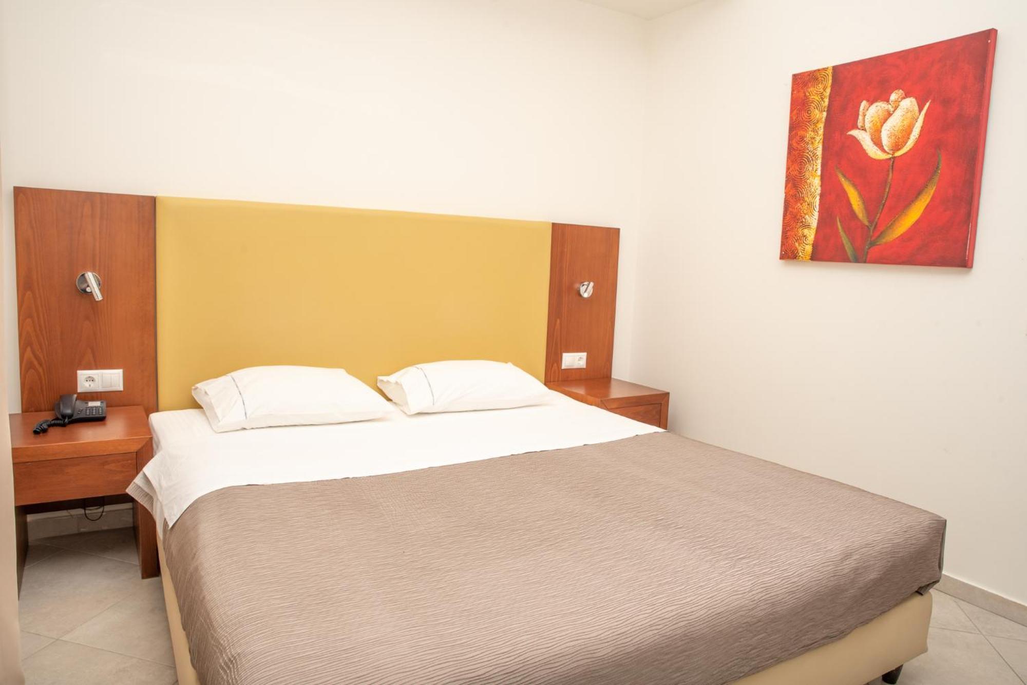 Tosca Beach Hotel Palaiontsiflikion Ngoại thất bức ảnh